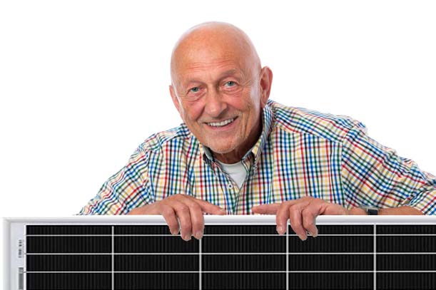 Älterer Mann hält ein Photovoltaikmodul