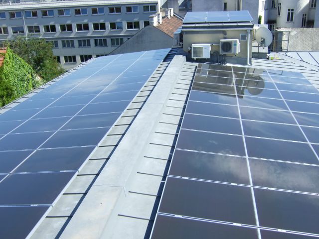 Photovoltaikanlage auf einem Bürogebäude