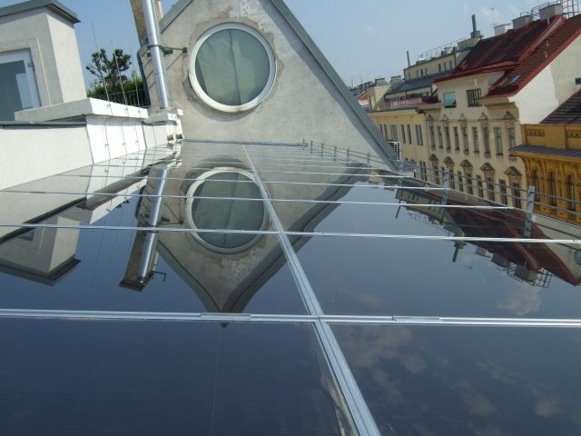 Photovoltaikanlage über einem Dachbodenausbau in Wien