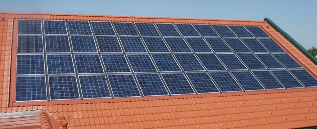 Dachintegrierte Photovoltaikanlage auf einem Privathaus