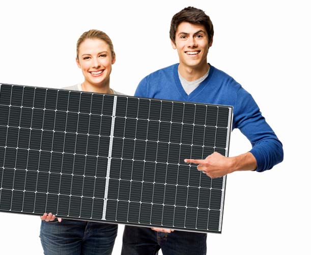 Ehepaar mit Photovoltaikmodul