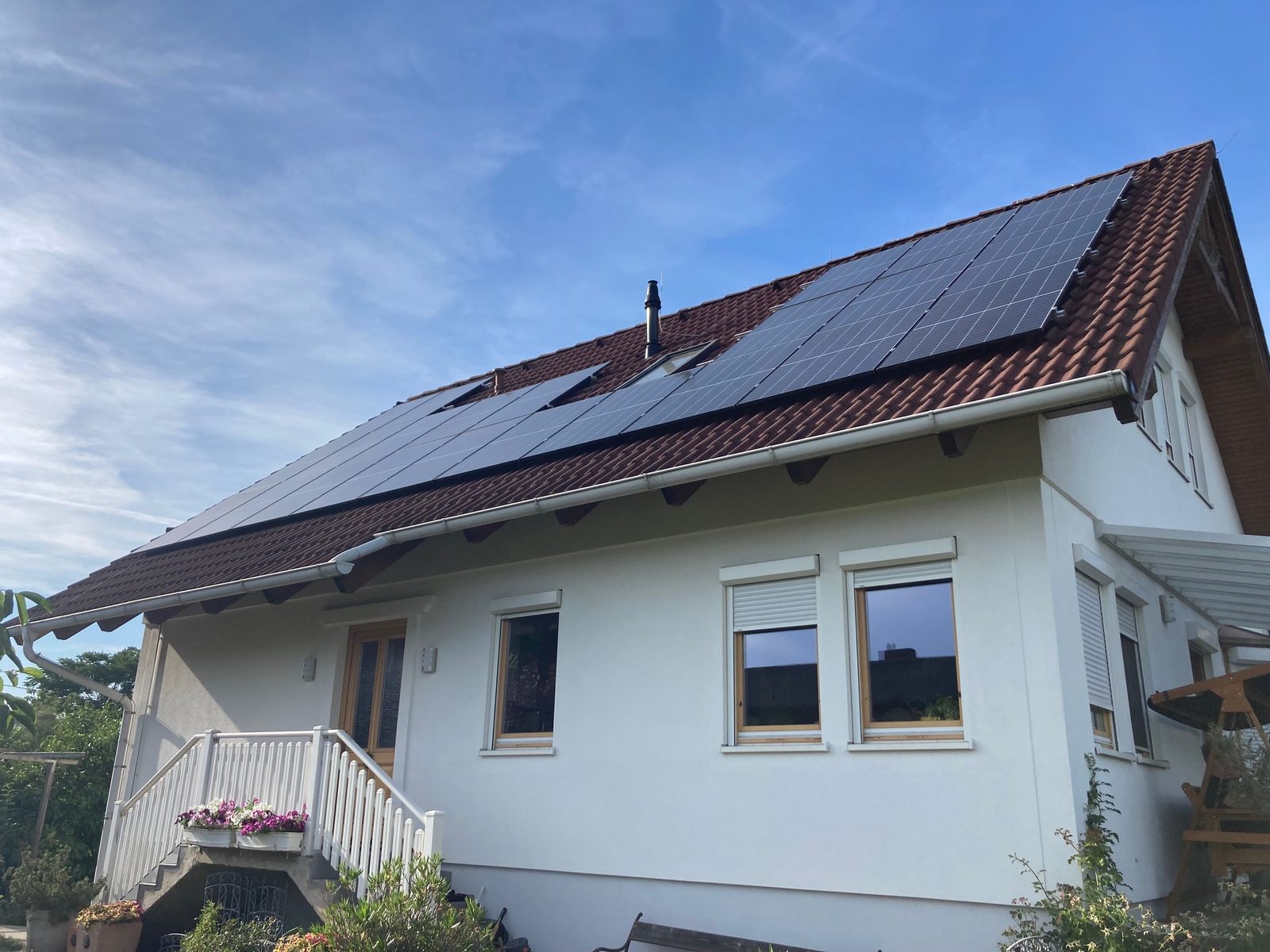Photovoltaikanlage auf dem Ziegeldach eines Einfamilienhauses