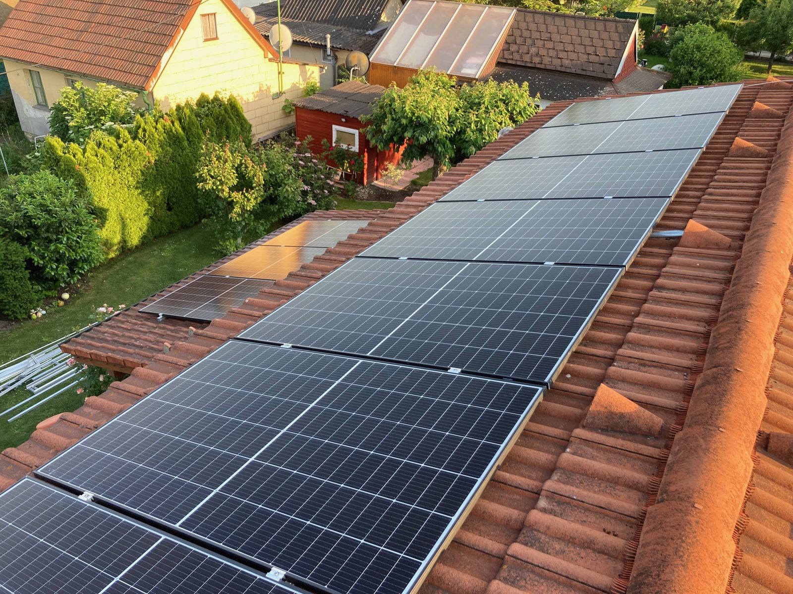 Photovoltaikanlage auf Ziegeldach mit Garten