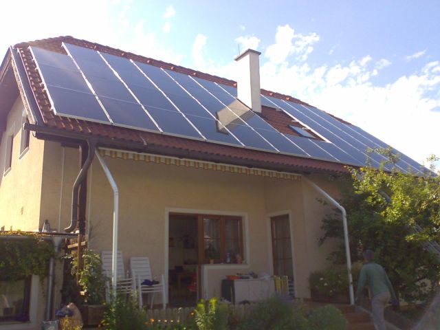 Photovoltaikanlage auf einem Einfamilienhaus mit Leistungsoptimierern