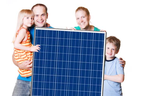 Familie mit Photovoltaikmodul vor dem Haus