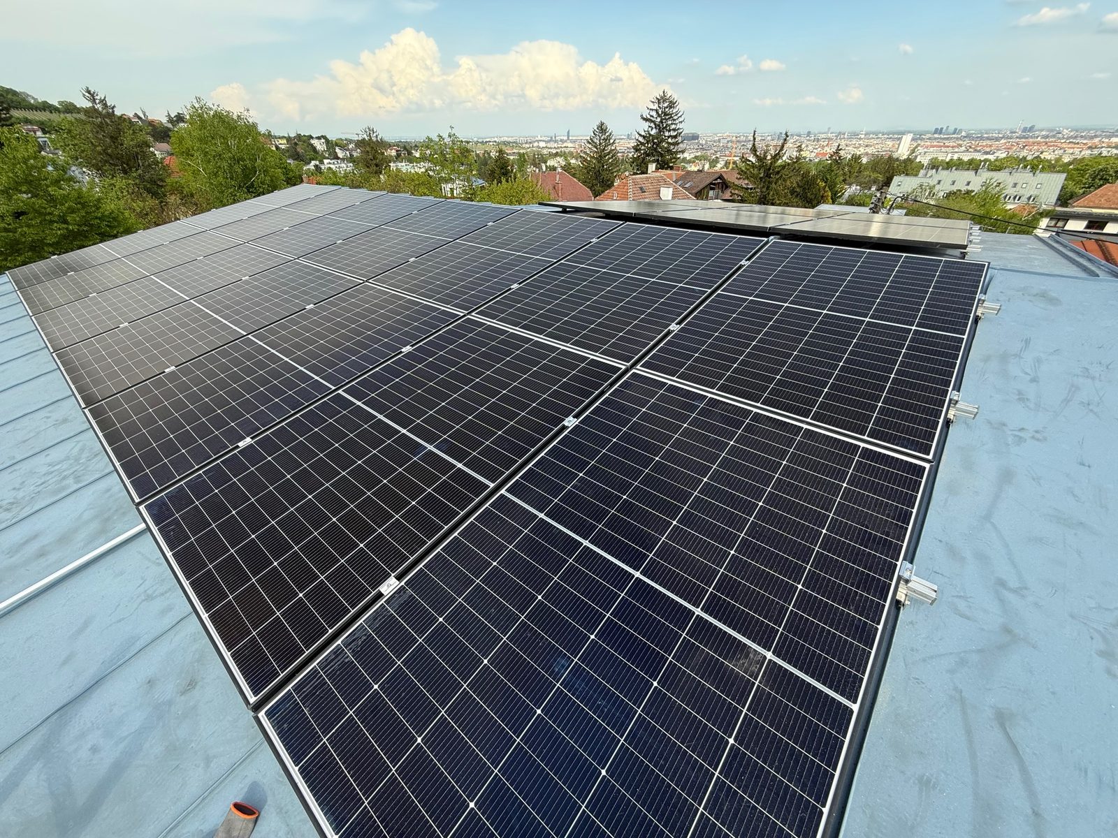 Photovoltaikanlage auf Flachdach mit Ausblick über Wien