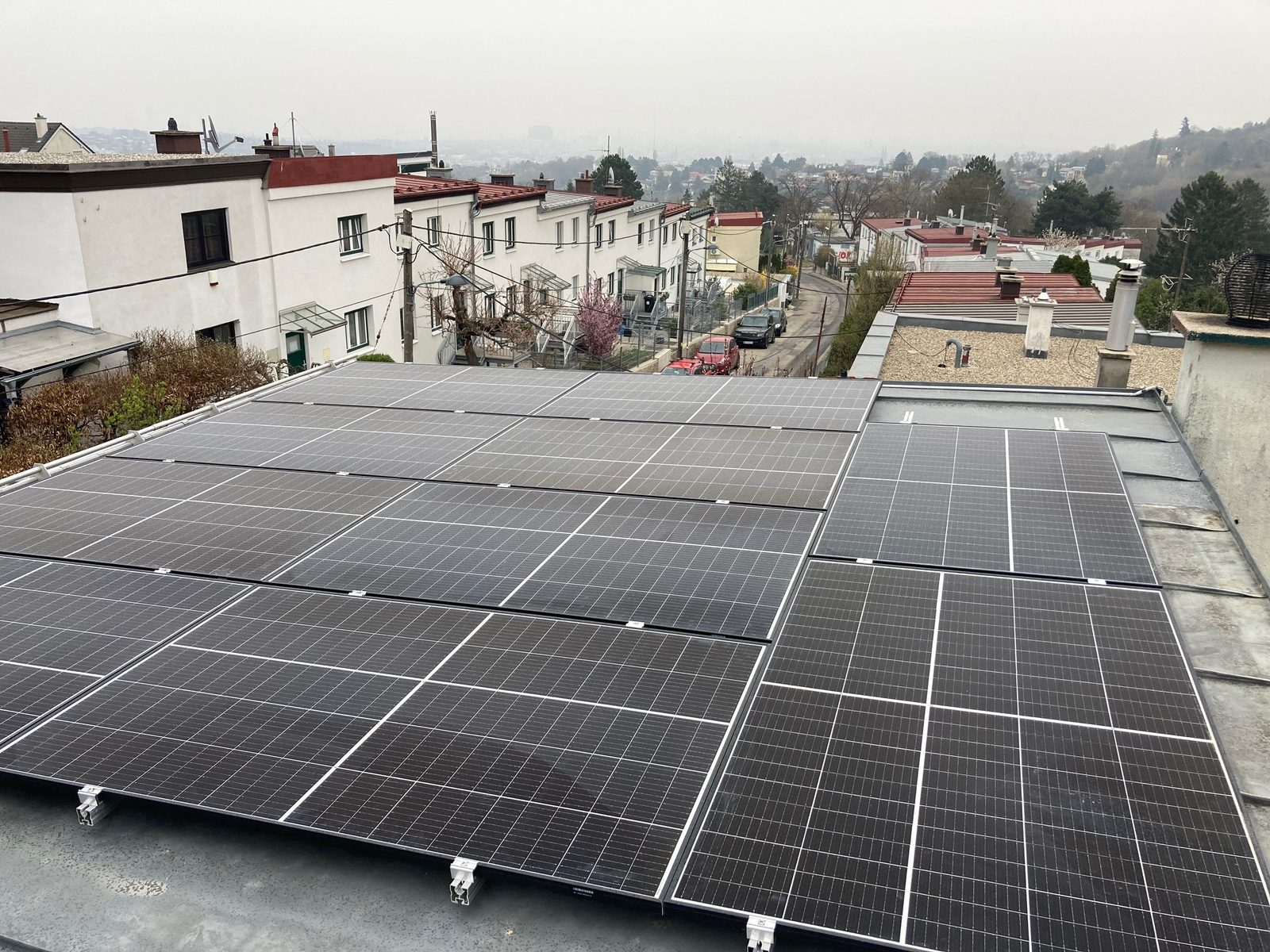 Photovoltaikanlage auf Flachdach in einem Wohngebiet