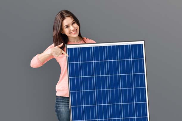 Junge Frau hält ein Photovoltaikmodul