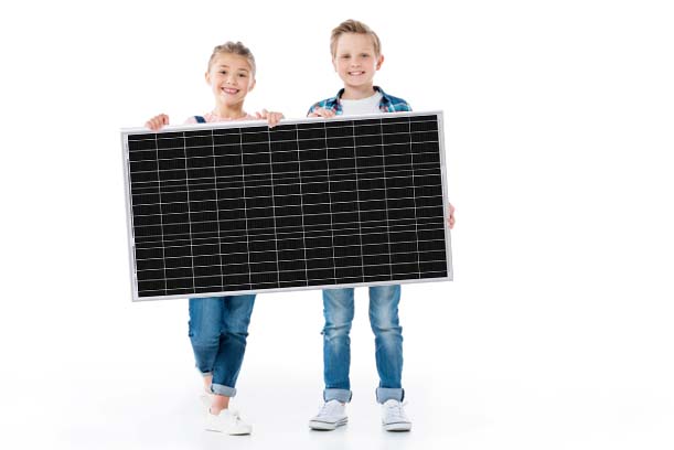 Zwei Kinder halten ein Photovoltaikmodul