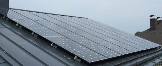 Photovoltaikanlage mit monokristallinen Modulen auf dem Dach