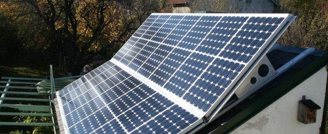 Photovoltaikanlage auf einem Wohndach in Wien