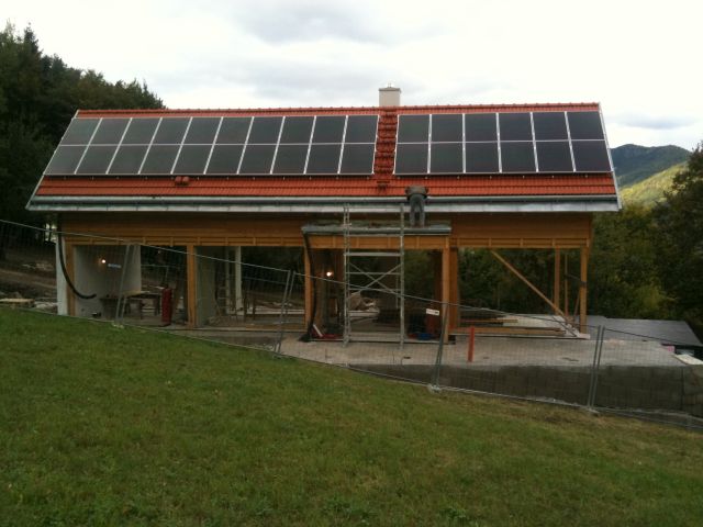 Photovoltaikanlage auf einem Wohnhaus mit Garten