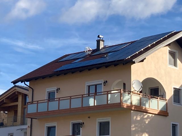Photovoltaikanlage auf einem Wohnhaus in Wien